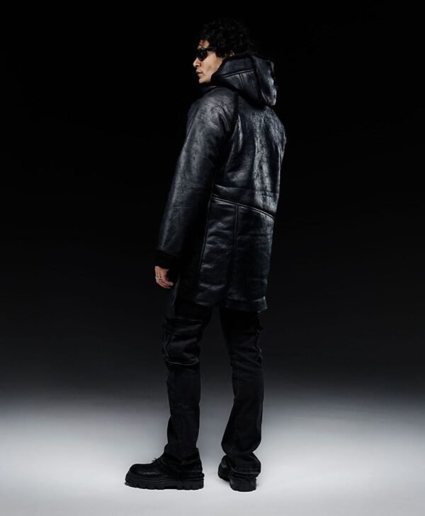 Xhaketë Lëkure e Zezë me Gëzof Artificial