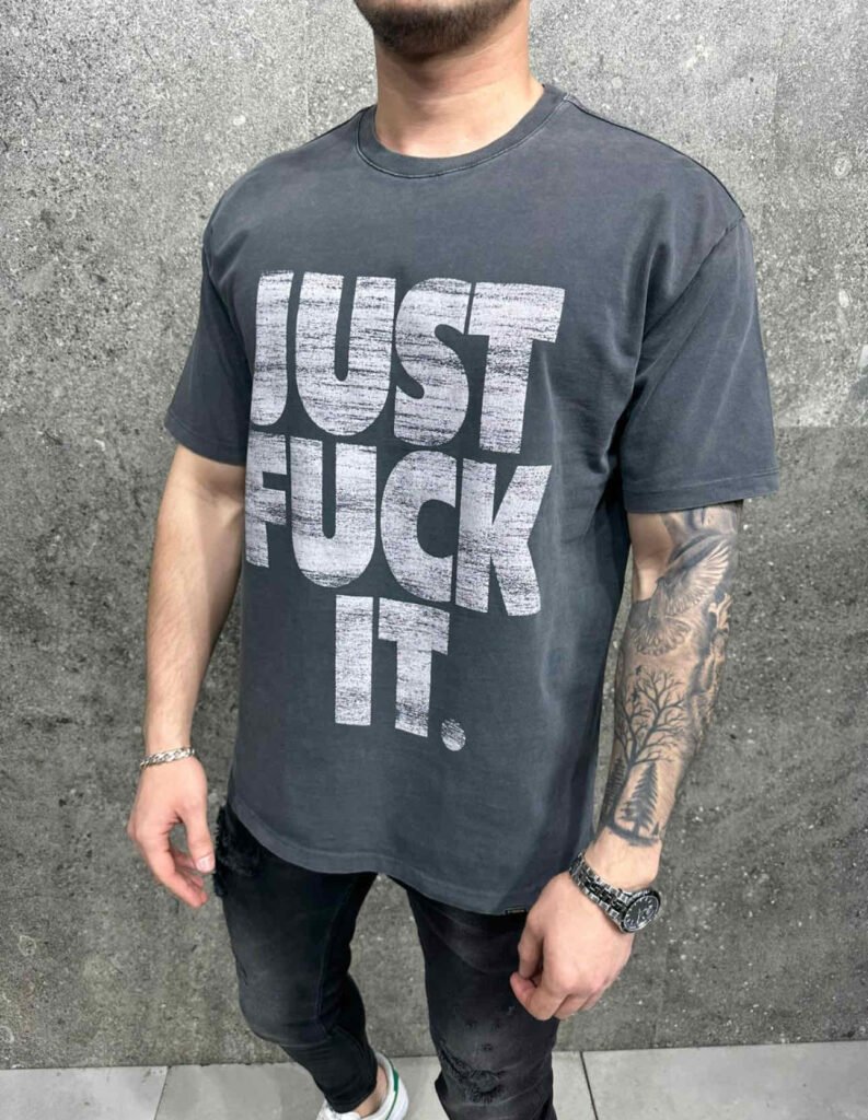 Maicë me Grafikë me Sllogan të Guximshëm “JUST F*CK IT”