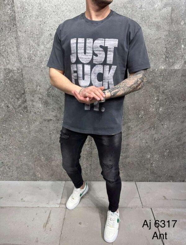 Maicë me Grafikë me Sllogan të Guximshëm “JUST F*CK IT”