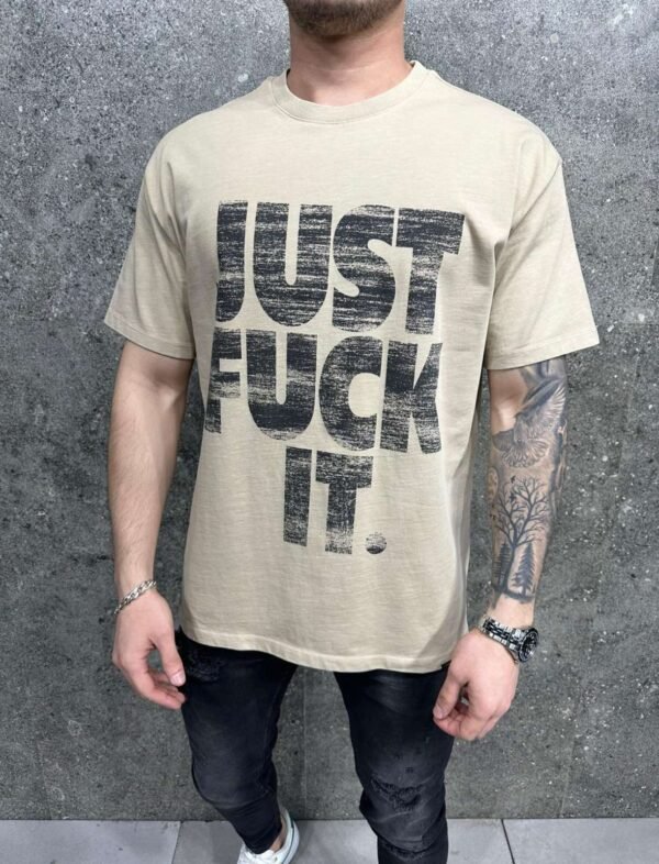 Maicë me Grafikë me Sllogan të Guximshëm “JUST F*CK IT”