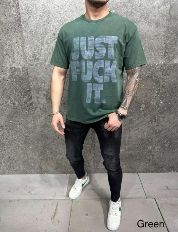 Maicë me Grafikë me Sllogan të Guximshëm “JUST F*CK IT”