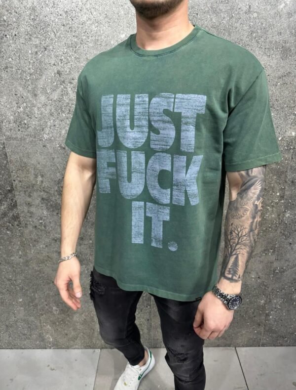 Maicë me Grafikë me Sllogan të Guximshëm “JUST F*CK IT”