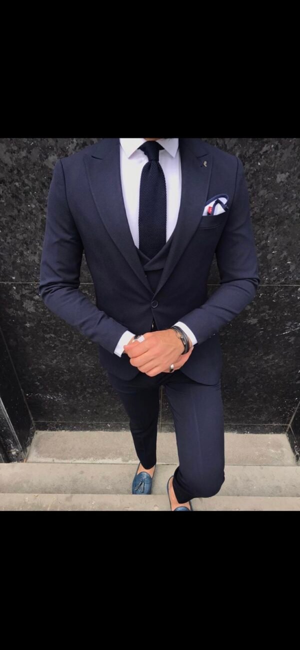 Kostum Klasik  Slim-fit me 3 Pjesë, Blu e Errët – Elegancë Moderne me Jakë të Hollë