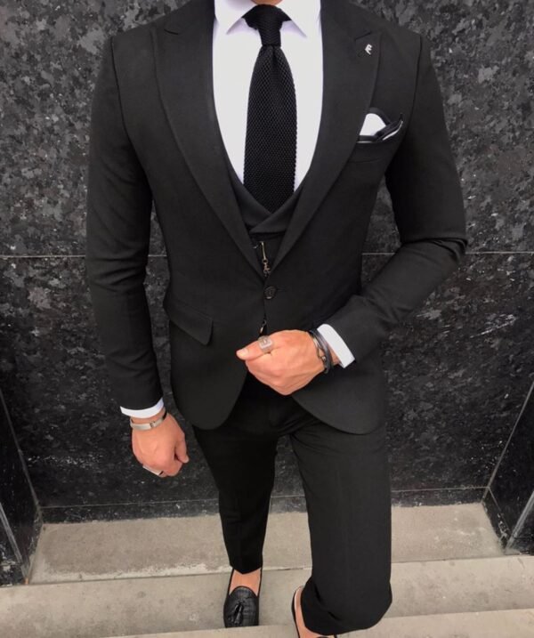 Kostum Klasik i Zi me Tre Pjesë – Elegancë që të Bën të Dallohesh