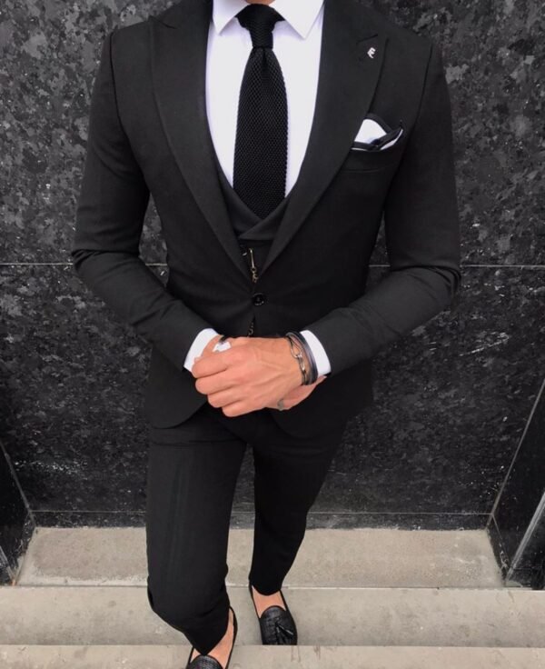 Kostum Klasik i Zi me Tre Pjesë – Elegancë që të Bën të Dallohesh