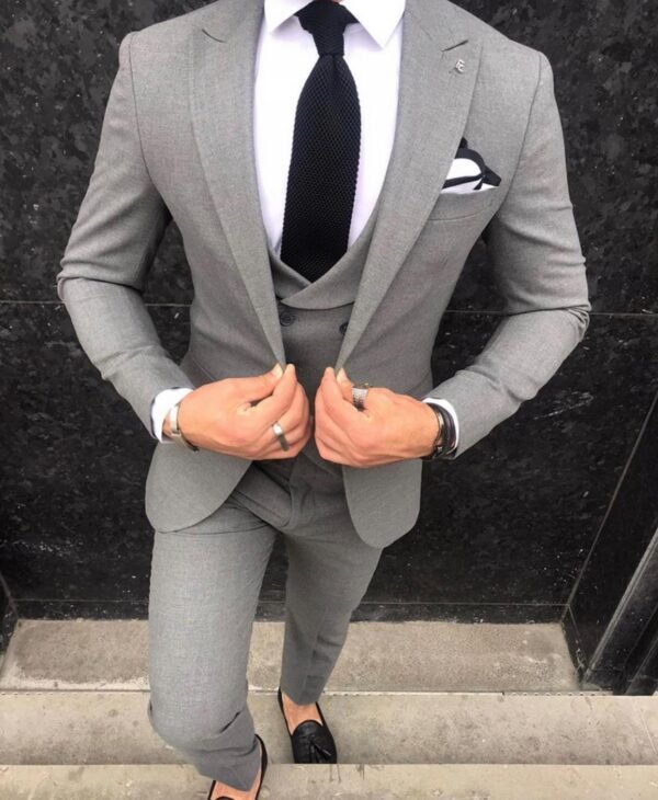 Modern Light Grey Three-Piece Suit – Sophisticated Edge