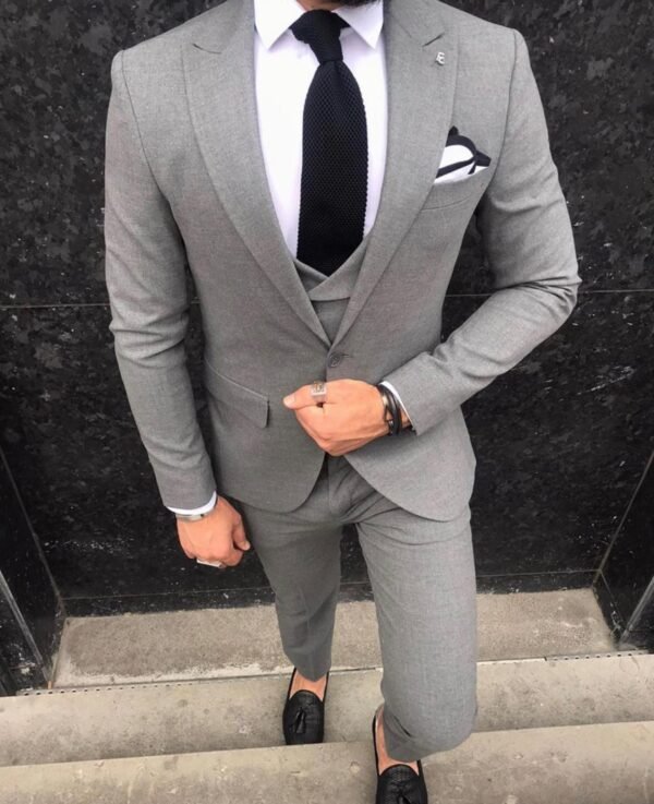 Kostum Modern me Tre Pjesë, Ngjyrë Gri e Çelët – Sophisticated Edge