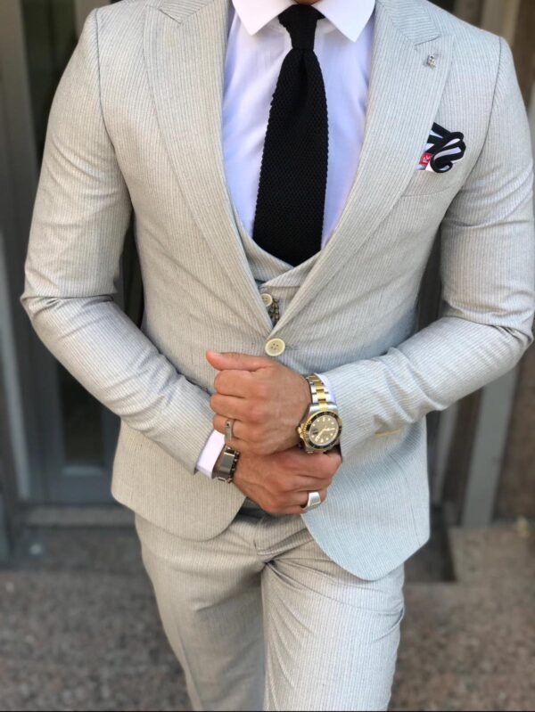 Kostum me 3 Pjesë me Vija të Holla – Gri e çelët me Detaje Moderne