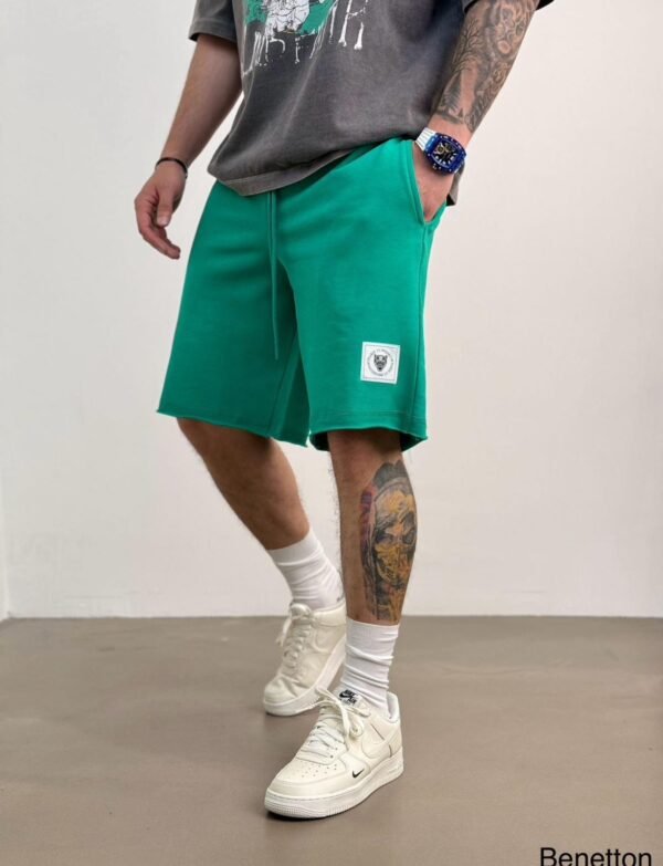 Maicë Urbane Grafike me Pantallona të Shkurtra të Gjera