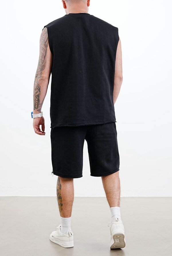 Set pa Mëngë me Skaje të Papërpunuara – Kombinim me Pantallona të Shkurtra dhe Muscle Tank