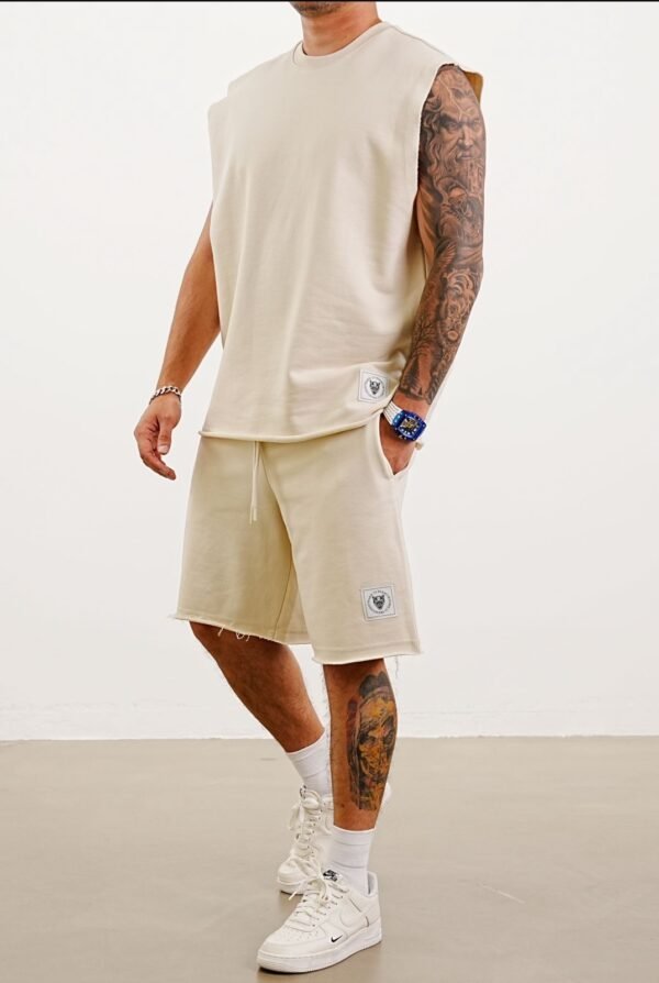 Set pa Mëngë me Skaje të Papërpunuara – Kombinim me Pantallona të Shkurtra dhe Muscle Tank