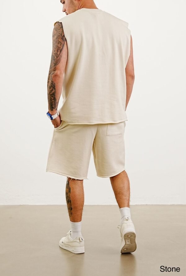 Set pa Mëngë me Skaje të Papërpunuara – Kombinim me Pantallona të Shkurtra dhe Muscle Tank