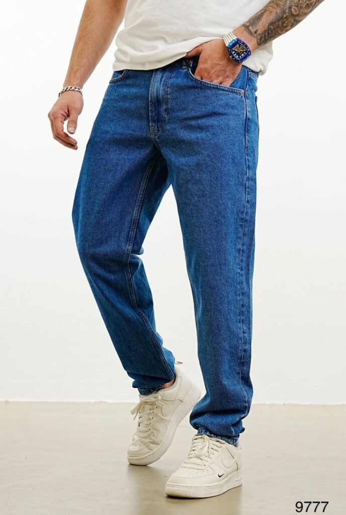 Classic Straight Fit Jeans thumbnail 2