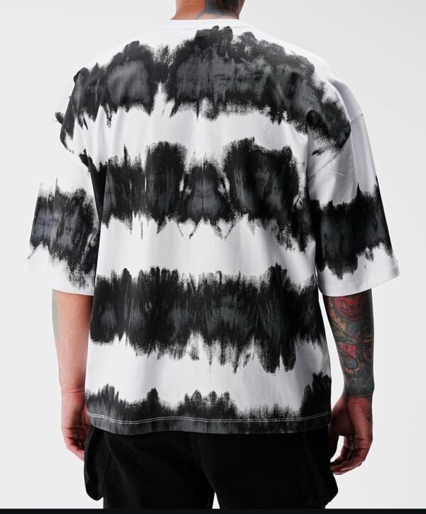 Bluzë me grafikë Chaos Strokes