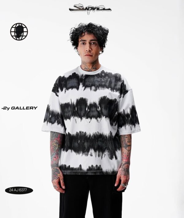 Bluzë me grafikë Chaos Strokes