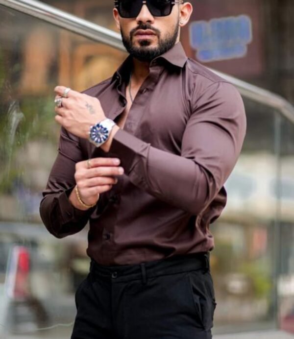 Këmishë Slim-fit, ngjyrë Kafe – E guximshme dhe e Rafinuar