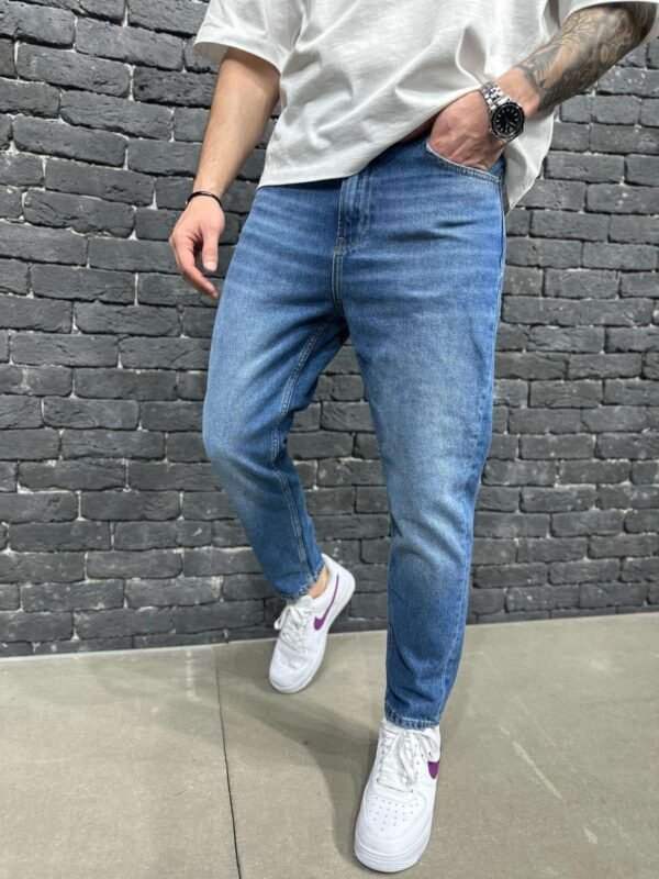 Men's Tapered Fit Mid-Wash Jeans –