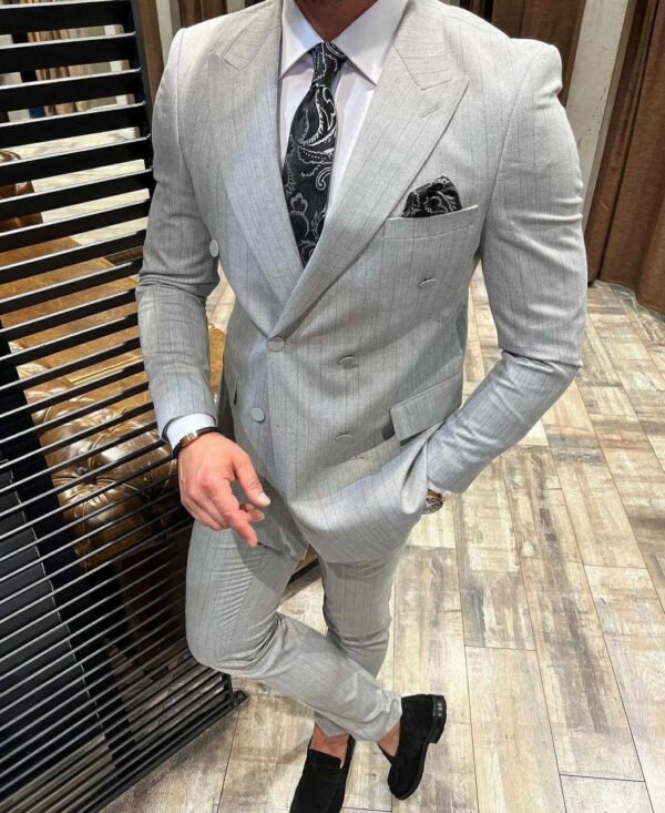 Kostum me Vija me Palosje të Dyfishtë, Gri e çelët