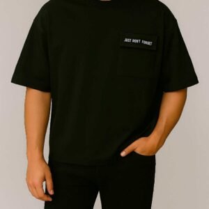 Maicë Oversize e Zezë me Xhep dhe Print “Just Don’t Forget”