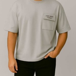 Maicë Oversize Gri e Hapët me Xhep dhe Print “Just Don’t Forget”