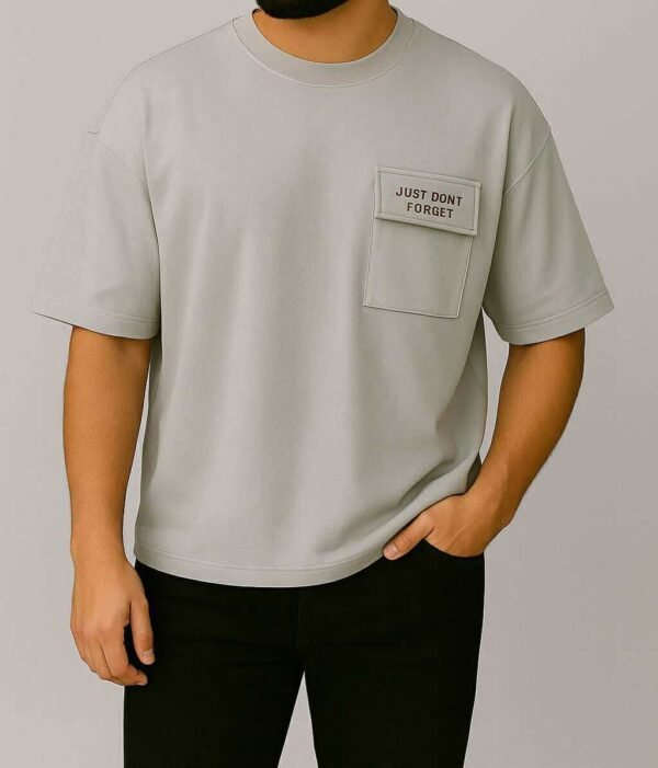 Maicë Oversize Gri e Hapët me Xhep dhe Print “Just Don’t Forget”