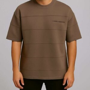 Maicë Oversize Kafe e Hapët me Vija Horizontale dhe Print Minimal