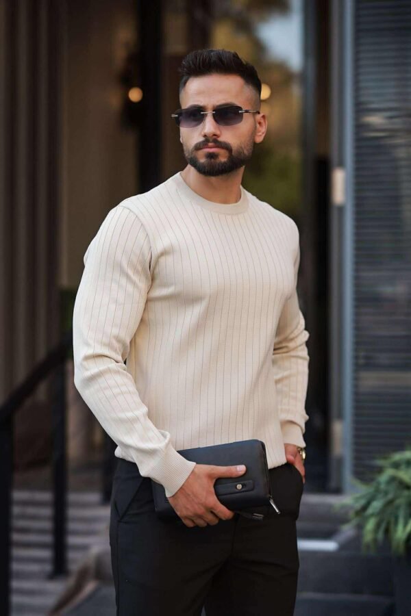 Bluzë me Mëngë të Gjata Slimfit – Ngjyrë Bezh me Vija Delikate