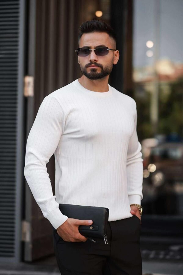 Bluzë Slimfit me Mëngë të Gjata – Ngjyrë e Bardhë me Vija Delikate