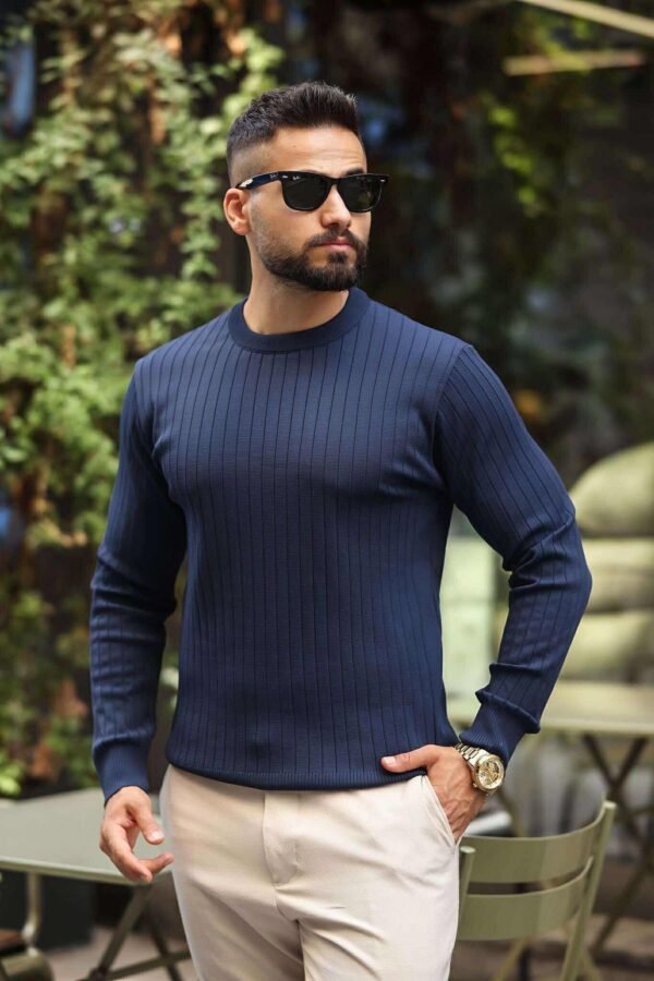 Bluzë Slimfit me Mëngë të Gjata – Ngjyrë Blu Navy me Vija Delikate