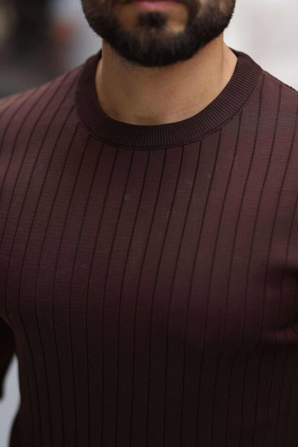 Bluzë Slimfit me Mëngë të Gjata – Ngjyrë Kafe e Errët me Vija Delikate