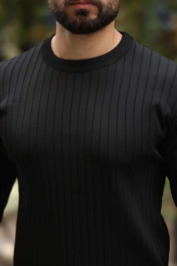 Bluzë Slimfit me Mëngë të Gjata – Ngjyrë e Zezë me Vija Delikate