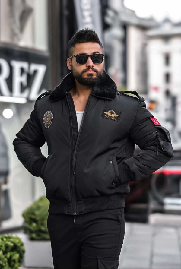 Xhaketë “Bomber Aviator” e zezë me jakë pelushi – stil ushtarak urban premium