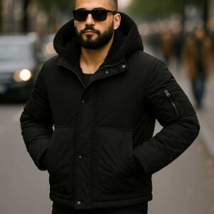 Xhaketë Puffer e Zezë me Kapuç Pelushi – Stil Urban Dimëror