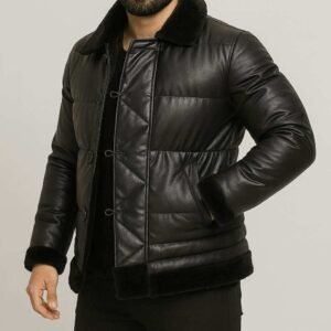 Xhaketë lëkure e zezë me pelush – stil urban elegant