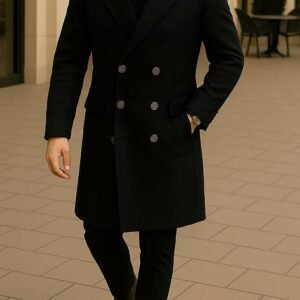 Pallto e zezë klasike me dy rreshta kopsa – stil elegant urban