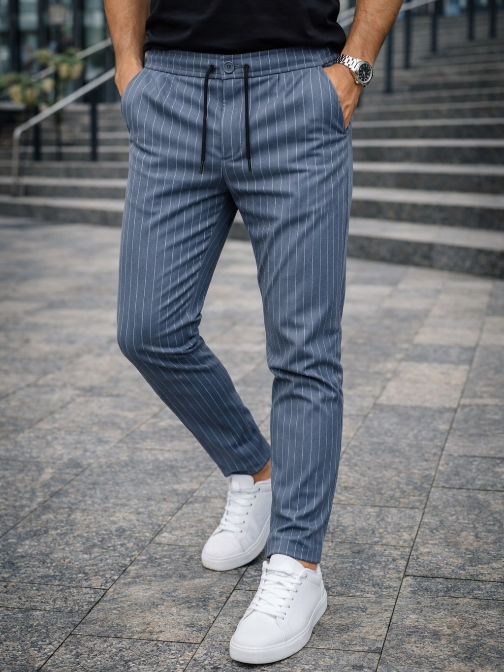 Pantallona Pinstripe Blue-Grey me Lidhëse – Komfort Modern & Stil Urban