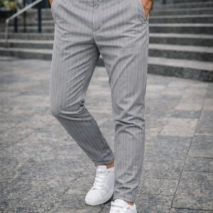 Pantallona Pinstripe Gri – Elegancë Minimaliste & Stil Urban