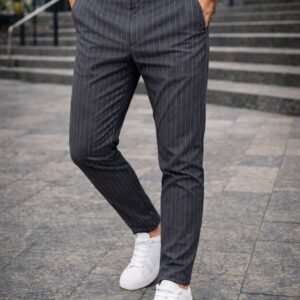 Pantallona Pinstripe Gri të Errëta – Stil Elegant & Modern