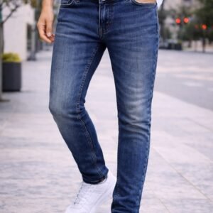 Jeans Slim-Fit në Ngjyrë Blu e Errët – Stil Urban & Elegant