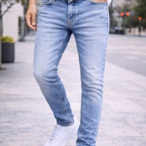 Jeans Slim-Fit në Ngjyrë Blu e Çelët – Stil Casual & Modern