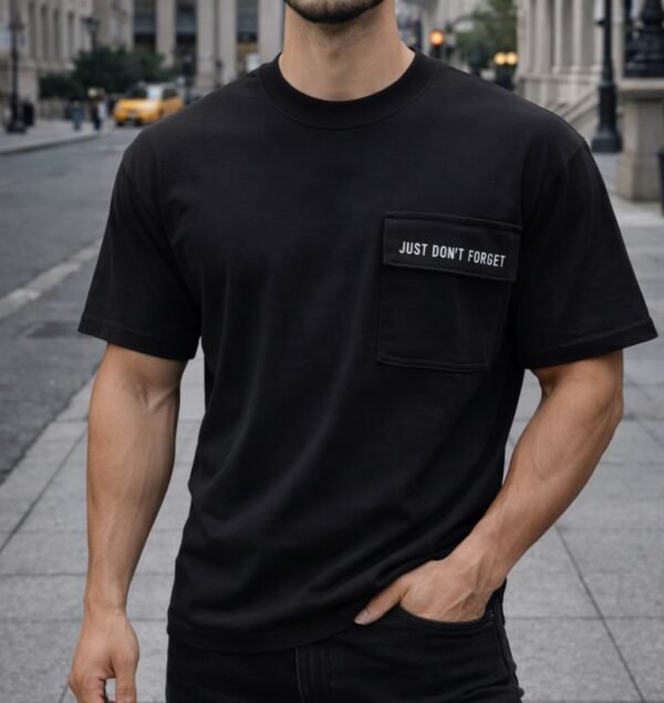 Bluzë Premium me Xhep “Just Don’t Forget”