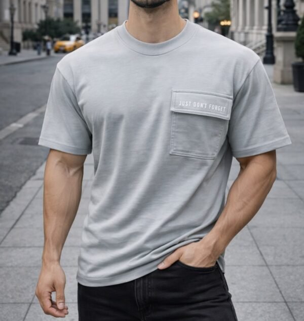 Bluzë Premium me Xhep “Just Don’t Forget”