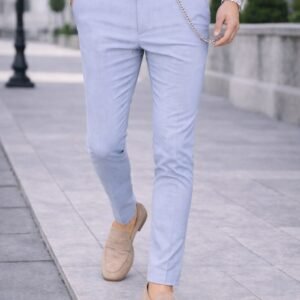 Pantallona Slim-Fit në Ngjyrë Blu të Lehtë – Stil Fresh & Modern  Përshkrim: