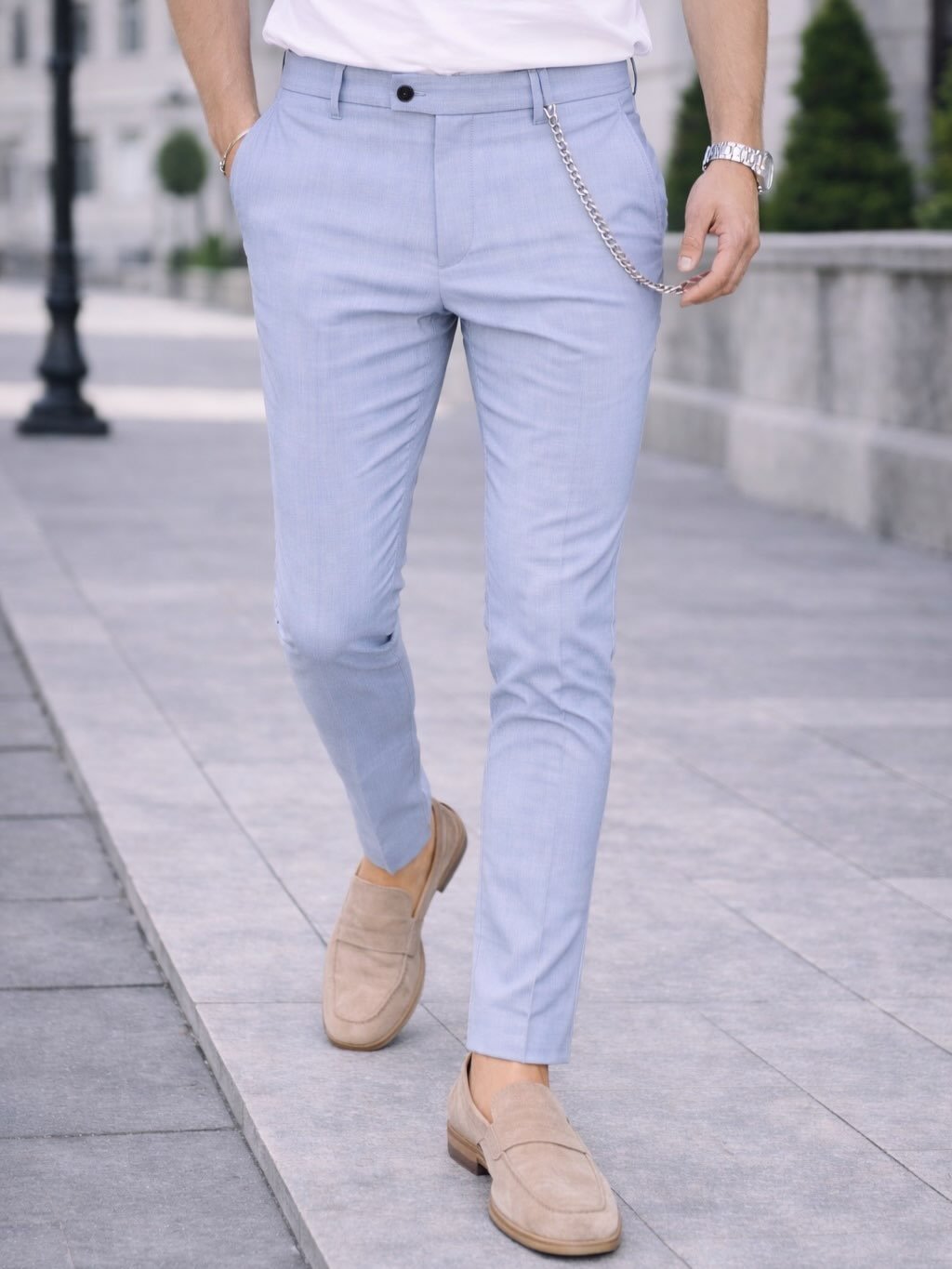 Pantallona Slim-Fit në Ngjyrë Blu të Lehtë – Stil Fresh & Modern Përshkrim: