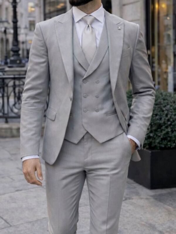 Kostum Elegant Tre-Pjesësh në Ngjyrë Gri të Çelët