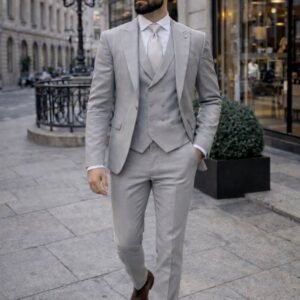 Kostum Elegant Tre-Pjesësh në Ngjyrë Gri të Çelët