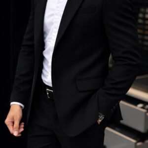 Xhaketë Klasike në Ngjyrë të Zezë – Elegancë Minimaliste