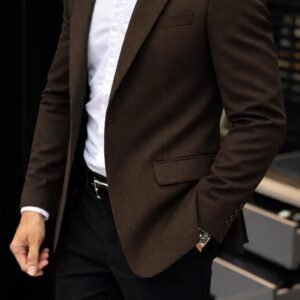 Xhaketë Klasike në Ngjyrë Kafe – Elegancë e Ngrohtë & Stil i Rafinuar