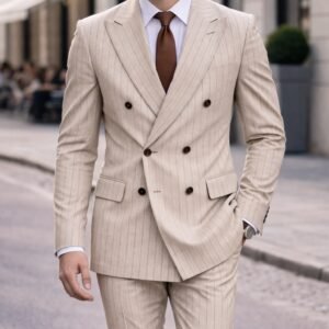 Kostum elegant bezhë me vija pinstripe, dopiopet