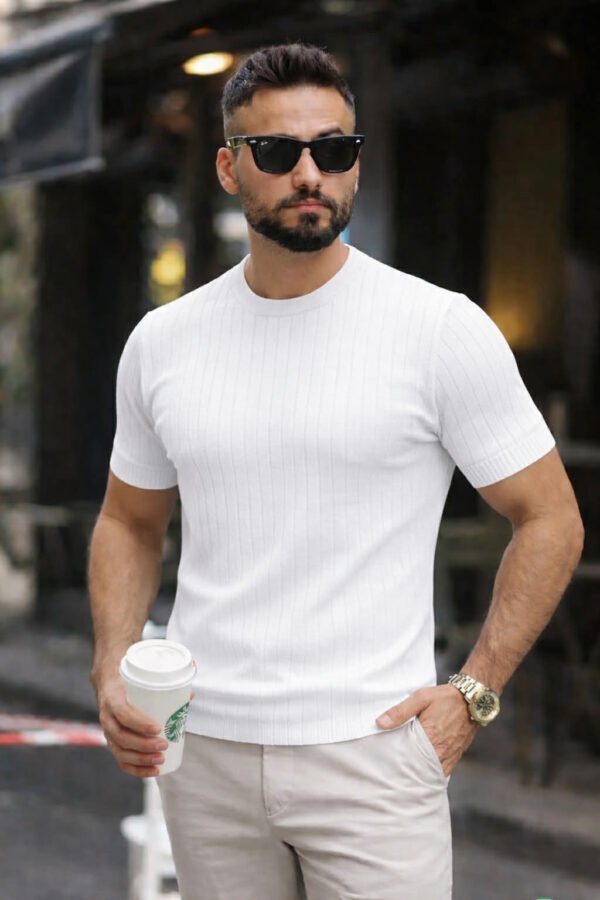 Maicë me Vija për Meshkuj – Slim Fit, Material Premium, Stil Modern (Disponueshme në disa ngjyra)